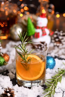 Isınmış burbon, taze limon ve portakalla karıştırılmış baharatlı biberiye şurubu. Bourbon Old Fashioned, Noel aromalı bir kokteyl.