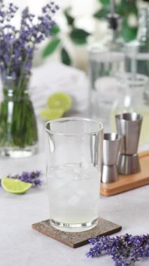 Lavanta aromalı Margarita kokteyli yapıyorum. Şampanyanın cam kısmına lavanta şurubu dök