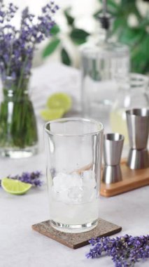 Margarita aromalı lavanta yapıyorum. İçi buz ve limon suyu dolu bir bardağın cam kısmına tekila ekle..