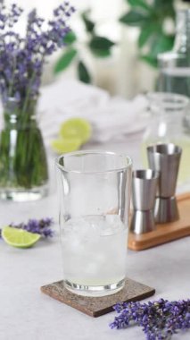 Margarita katılmış lavanta yapıyorum. Çalkalayıcının cam kısmına üç kat likör ekle