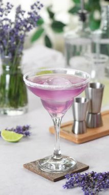 Lavanta aromalı Margarita kokteyli yapıyorum. Kokteyli lavanta filizi ile süsleyin.