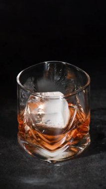 Klasik bir Negroni Kokteyli hazırlayalım. Buz ve portakal suyuyla servis edilir.