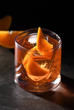 Klasik Negroni Kokteyli. Buz ve portakal suyuyla servis edilir.