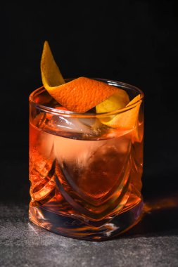 Klasik Negroni Kokteyli. Buz ve portakal suyuyla servis edilir.