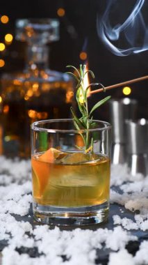 Smokey Christmas Kokteylleri Tatiller İçin Eski Modası. Dikey video. Gerçek zamanlı.