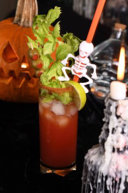 Bloody Mary kokteyli. Kereviz sapı, limon ve zeytinlerle süslenmiş domates suyu ve votka. Cadılar Bayramı parti fikirleri