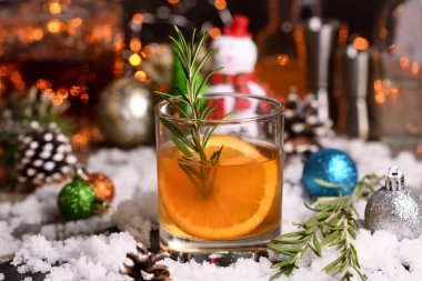 Baharatlı Bourbon Old Fashioned. Baharatlı biberiye, şurup, sıcak burbon, taze limon ve portakalla karıştırılmış. Serin akşamlar için mükemmel.