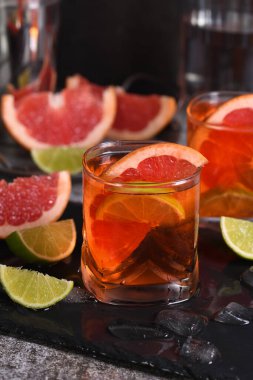 Greyfurt Aperol Spritz. Bu cin bazlı kokteyl narenciye aromalı ve köpüklü içecek.