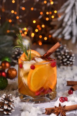 Baharatlı Bourbon Old Fashioned. Baharatlı biberiye, şurup, sıcak burbon ve taze portakalla karıştırılmış. Serin akşamlar için mükemmel.