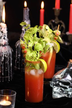 Bloody Mary kokteyli. Kereviz sapı, limon ve zeytinlerle süslenmiş domates suyu ve votka. Cadılar Bayramı parti fikirleri.  