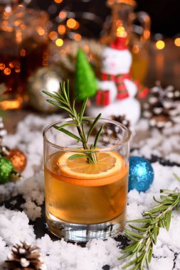 Bourbon Old Fashioned Kış Kokteyli. Sıcak burbon, taze limon ve portakalla karıştırılmış baharatlı biberiye şurubu.