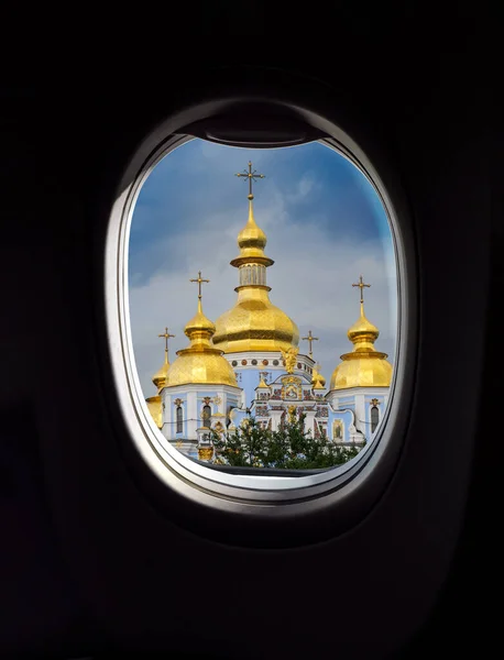 乌克兰基辅圣米迦勒修道院大教堂金色圆顶的舷窗观景 航空公司 空运和前往基辅市的旅游概念 免版税图库图片