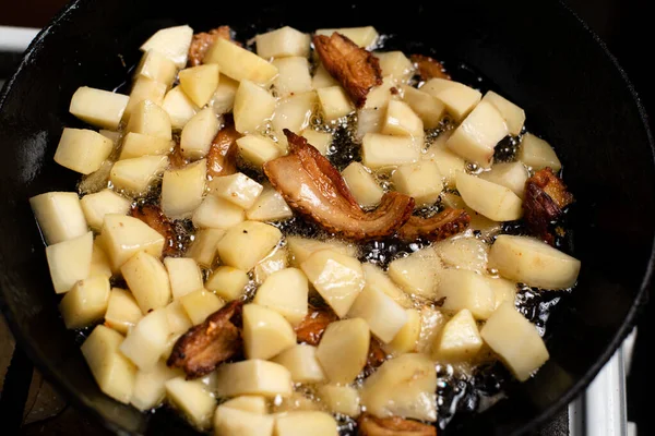 Cozinhar Batatas Fritas Com Banha Crepitações Uma Panela — Fotografia de Stock