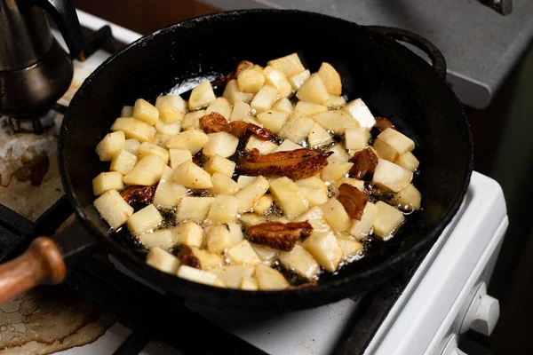 Μαγειρεύοντας Τηγανητές Πατάτες Λαρδί Cracklings Ένα Τηγάνι — Φωτογραφία Αρχείου