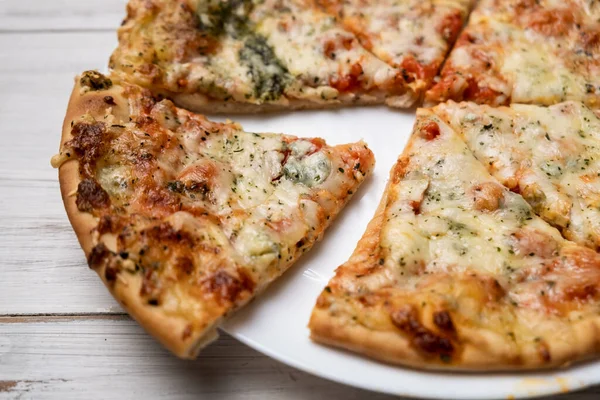 Нарізана Піца Синім Сиром Білій Тарілці Шматочки Свіжоприготованої Піци — стокове фото