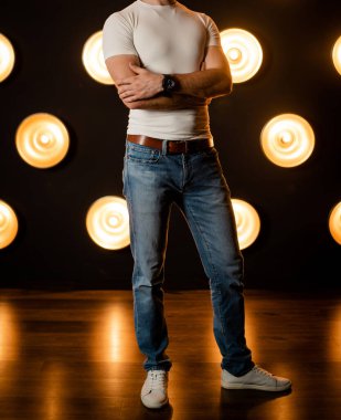 Kotlu, beyaz tişörtlü, tanınmayan şık bir adam..