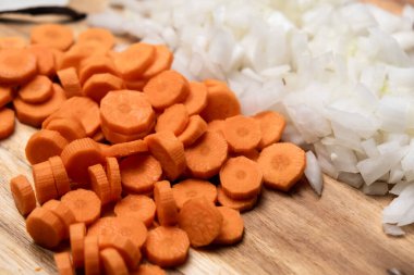 Doğranmış havuç ve soğan. Yemek hazırlığı.