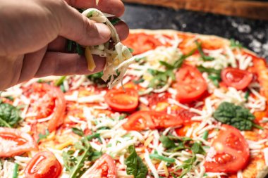 Vejetaryen pizzası, yemek tepsisinin üzerinde. Lezzetli ev yapımı pizza.