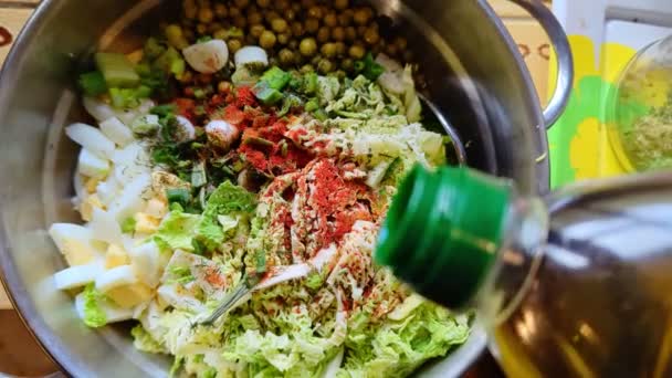新鲜蔬菜沙拉 加橄榄油 色拉什锦卷心菜 鸡蛋和豌豆加香料 — 图库视频影像