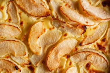 Elmalı turta, yakın plan. Elma hamurunda dilimlenmiş. Gıda arkaplanı.