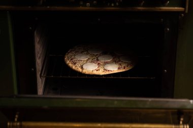 Fırında büyük peynirli pizza. Pizza pişirmek..