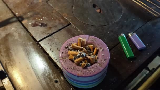 Egy Hamutartó Egy Egy Férfi Keze Füstölgő Cigarettával Hamuból Dohányzás — Stock videók