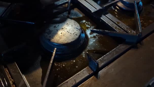 Beskidte Køkken Komfur Med Spildt Væske Mørk Kogeplade Med Behov – Stock-video