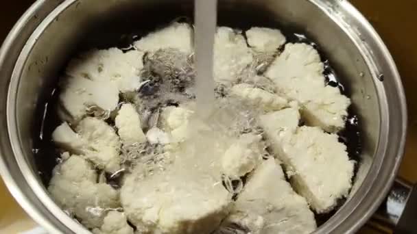 Preparation Cooking Cauliflower Water Poured Saucepan — Stok video