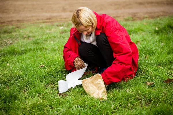 Woman Cleans Dog Poop Lawn Yard House Territory Cleaning — Stock Photo, Image
