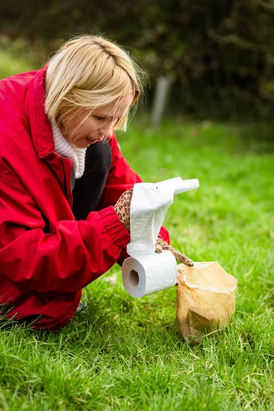 Woman Cleans Dog Poop Lawn Yard House Close Roll Toilet — Stock Photo, Image
