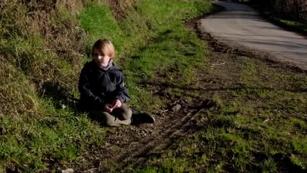 Rapaz Está Sentado Chão Criança Cansada Uma Longa Caminhada Menino — Vídeo de Stock