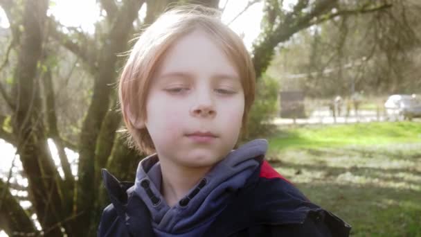 Молодий Хлопчик Дев Яти Десяти Років Дивиться Камеру Відкритому Повітрі — стокове відео