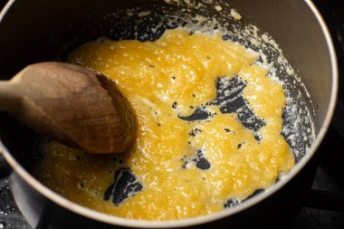 Tereyağı ve undan pişirme sosu. Erimiş tereyağına un ekle. Ekmek.