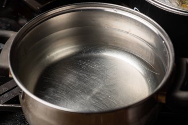 Mutfaktaki ocağın üstünde su var. Kaynar su için hazırlık.