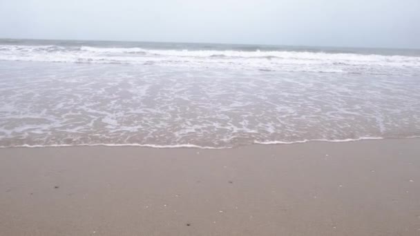 Прилив Мелких Волн Песчаном Побережье Океана Облачную Погоду Вода Берегу — стоковое видео