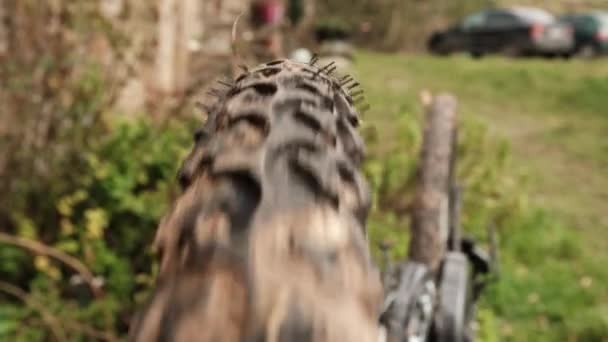 Βρώμικο Λάστιχο Ποδηλάτου Στο Τιμόνι Ενός Ποδηλάτου Βουνού Γυρίζει Κοντινό — Αρχείο Βίντεο