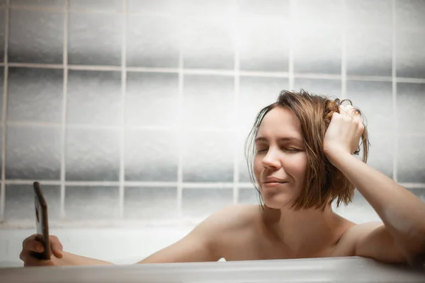 감각적 여성은 목욕을 비디오 통신을 전화로 의사소통을 온라인 데이트 — 스톡 사진