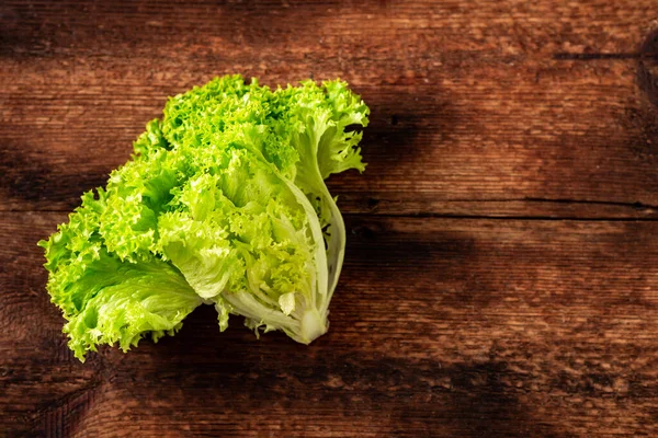 在木制背景上的绿色生菜沙拉 素食主义概念 植物食物 案文的位置 — 图库照片