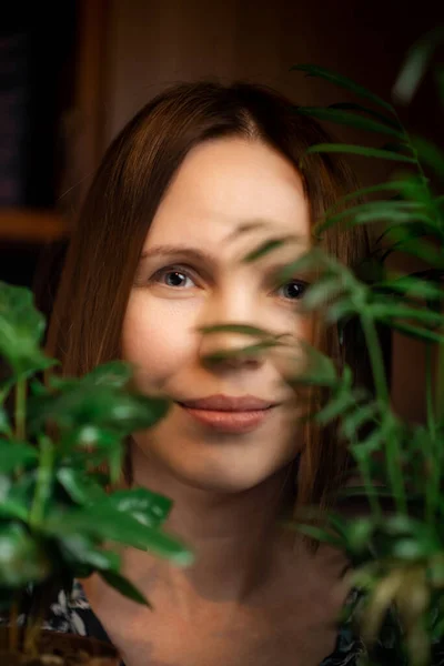 Gesicht Porträt Einer Frau Mittleren Alters Grünen Pflanzen Lächelnd Eine — Stockfoto