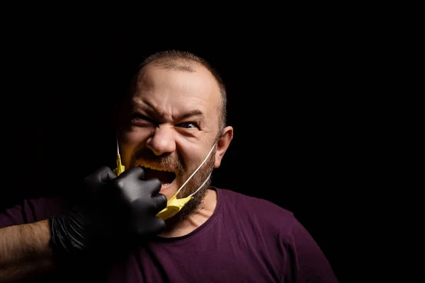 Bir Adam Tıbbi Bir Maskeyi Yırtıyor Çığlık Atan Adam Siyah — Stok fotoğraf