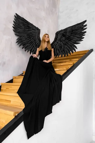 Чорний Ангел Сходах Молода Дівчина Чорними Крилами Ангела Чорній Довгій — стокове фото