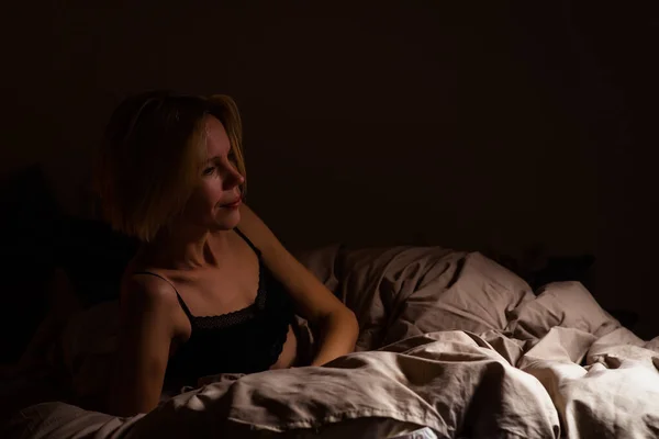 Egy Sötétben Nem Alszik Ágyban Álmatlanság Alvászavar Cirkadián Ritmusfogalom — Stock Fotó
