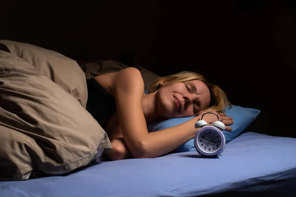 Una Donna Dorme Letto Una Sveglia Nelle Vicinanze Sonno Sano — Foto Stock