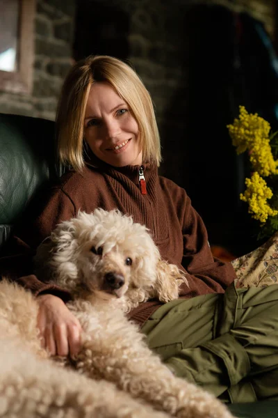 Middle Aged Woman Large Shaggy Dog Sitting Couch Relationships Friendship — Stockfoto