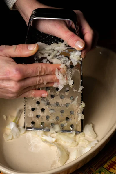 Vrouwelijke Handen Raspen Bereiding Van Ingrediënten Voor Het Koken — Stockfoto