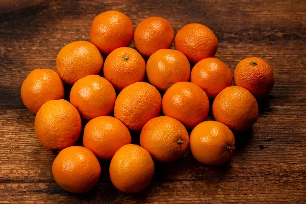 Naranjas Sobre Fondo Madera Muchos Cítricos Mienten Fondo Fruta Dieta —  Fotos de Stock