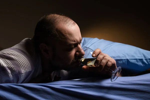 Uomo Solo Con Bicchiere Vino Letto Alcolismo Solitudine Bevi Alcol — Foto Stock
