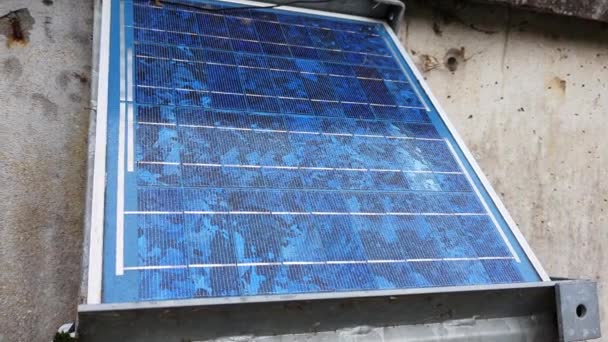 Taşınabilir Güneş Pili Bataryanın Yüzeyi Mavi Ekolojik Enerji — Stok video