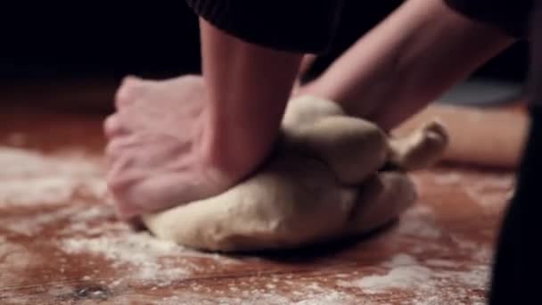 Tanınmayan Kadın Elleriyle Hamur Yoğuruyor Hamur Ürünlerinin Hazırlanmasına Hazırlık — Stok video