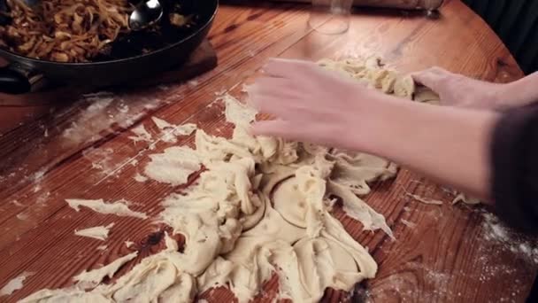 Ciasto Przykleja Się Stołu Niepowodzenie Przygotowaniu Pierogów Ugniatanie Zwiniętego Ciasta — Wideo stockowe